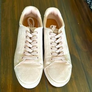 H&M light pink suede sneakers size US-8.5 / EUR 40 . Great conditions !